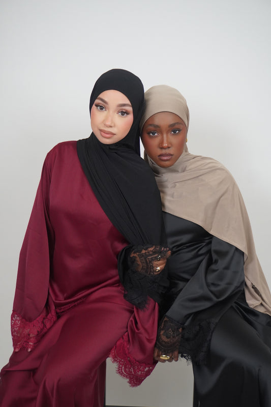 ENSEMBLE SATINÉ À DENTELLE 