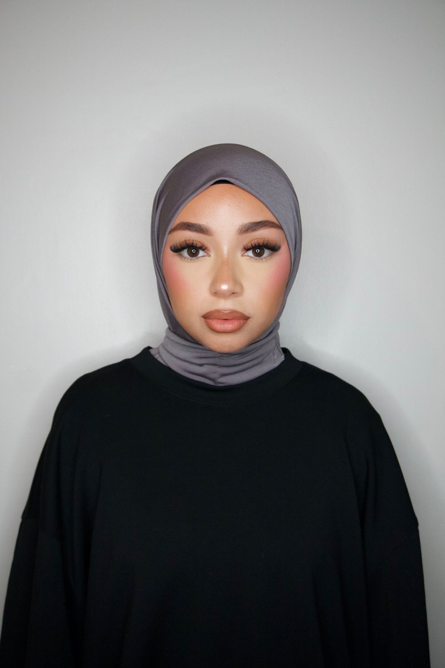 HIJAB CAGOULE À BOUTONS TAUPE GRIS