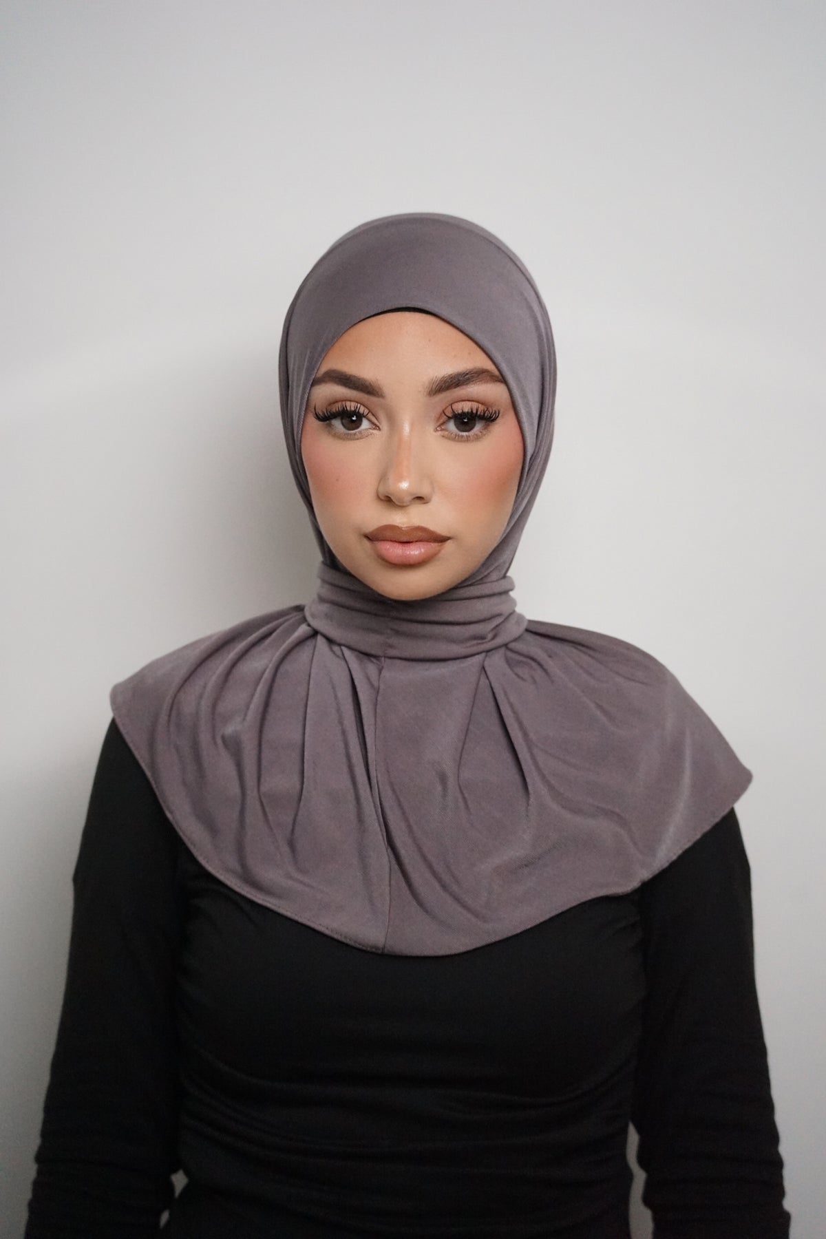 HIJAB CAGOULE À BOUTONS TAUPE GRIS