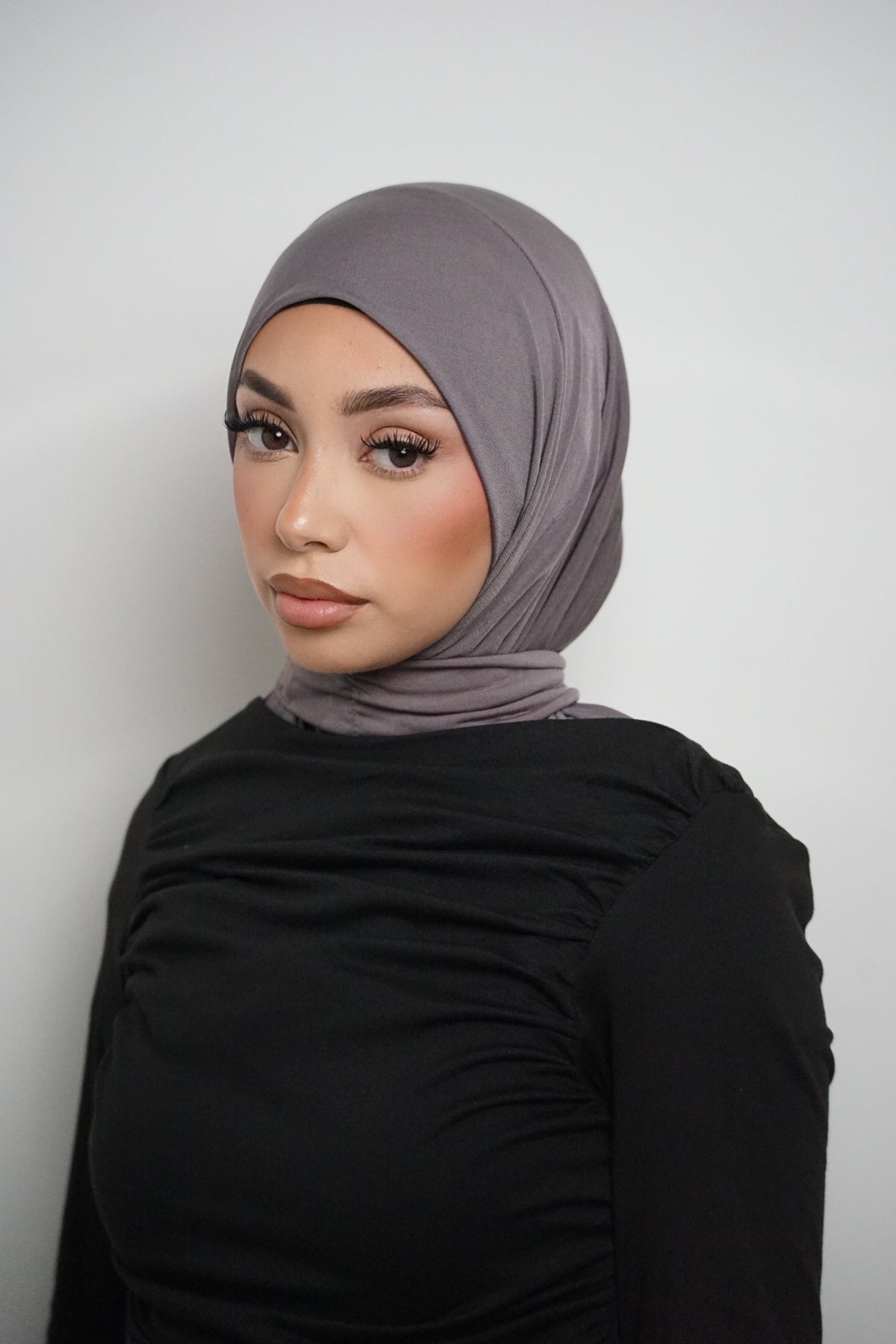 HIJAB CAGOULE À BOUTONS TAUPE GRIS