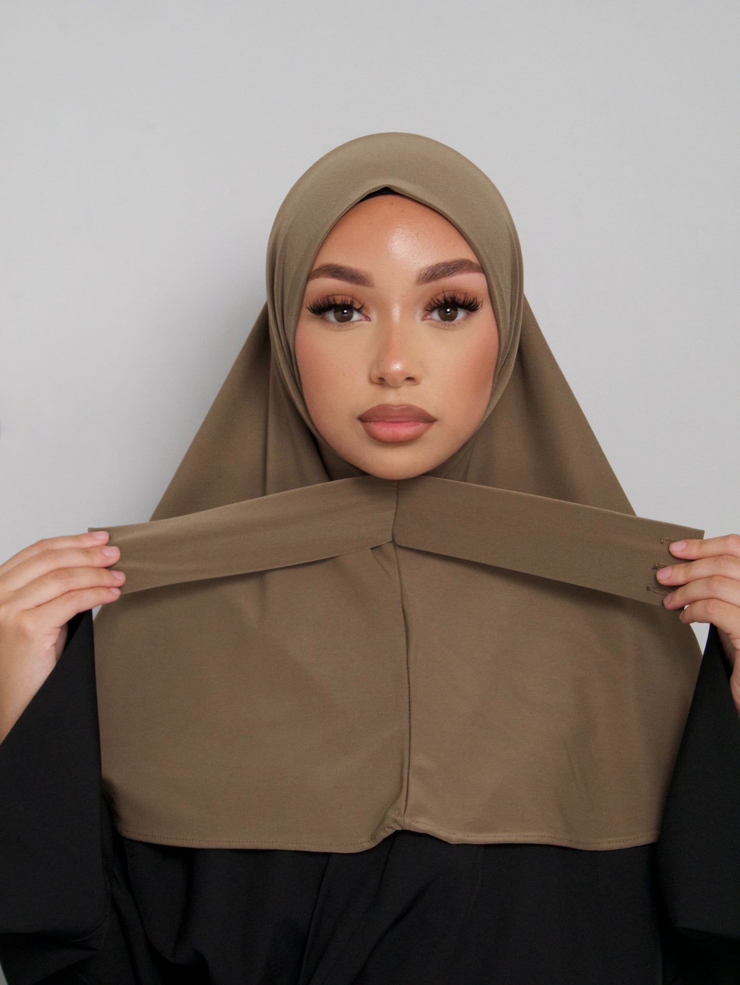 HIJAB CAGOULE À BOUTONS TOFFEE
