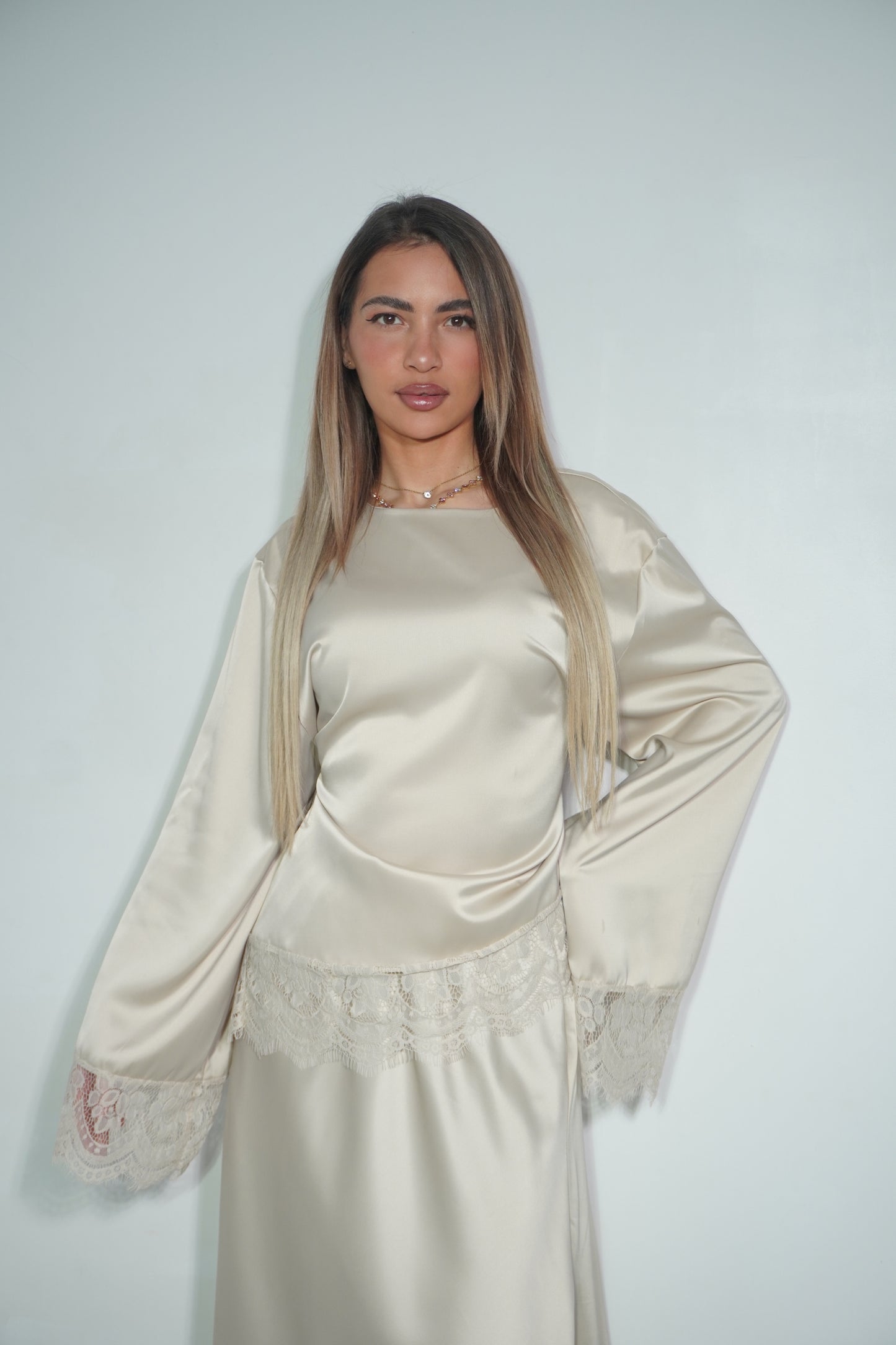 ENSEMBLE SATINÉ À DENTELLE 