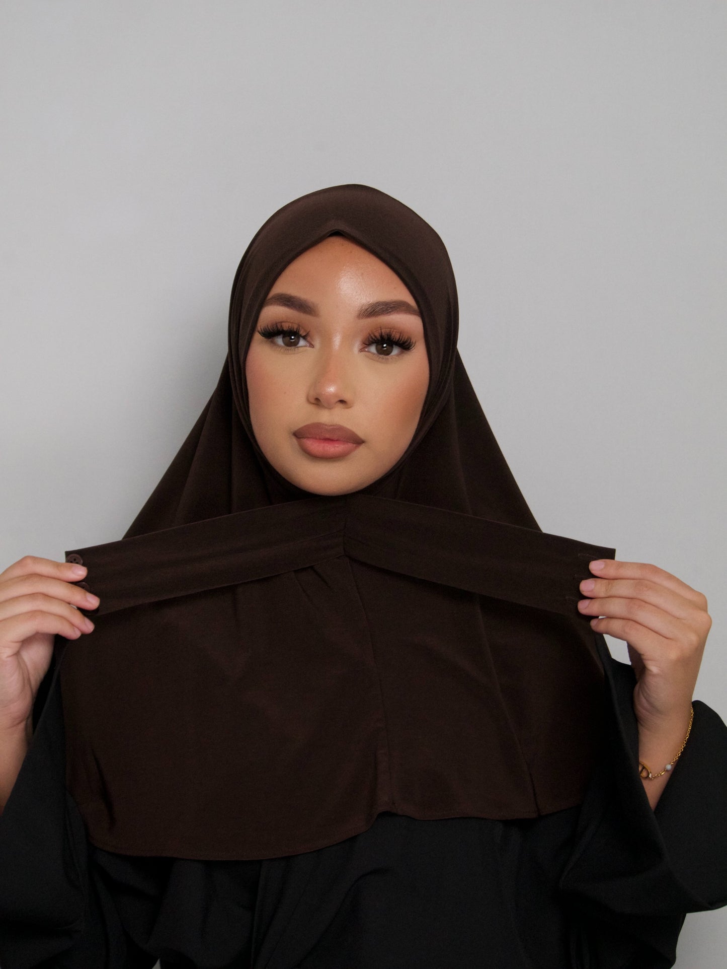 HIJAB CAGOULE MARRON À BOUTONS